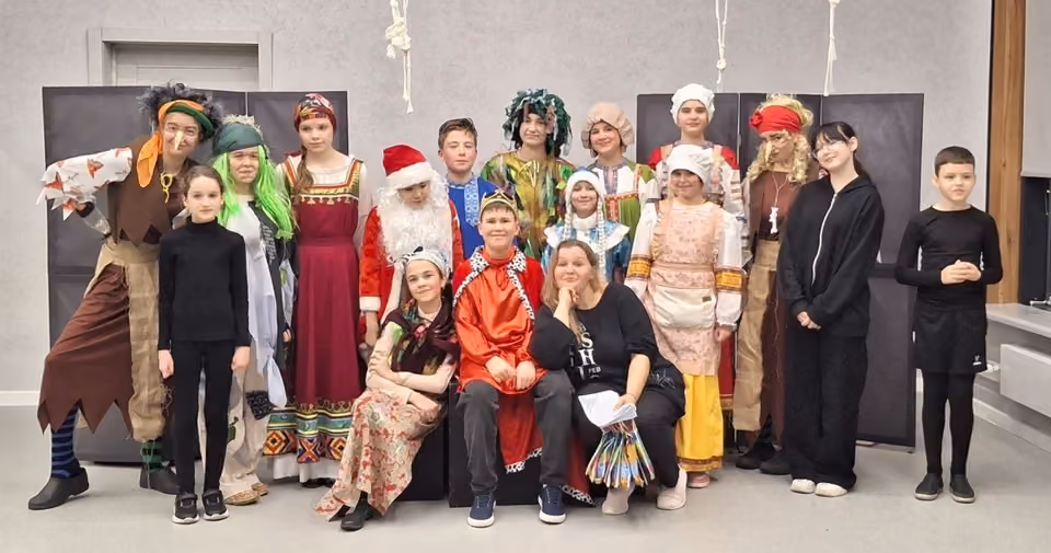 Участники в театральных костюмах