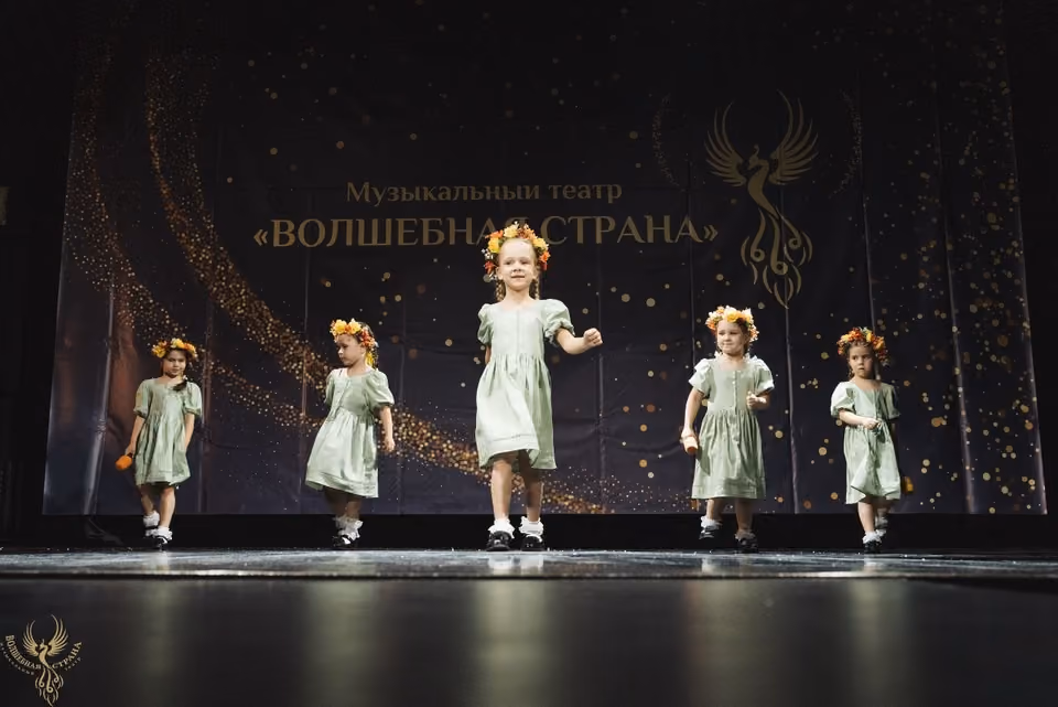 Вокальный номер на сцене
