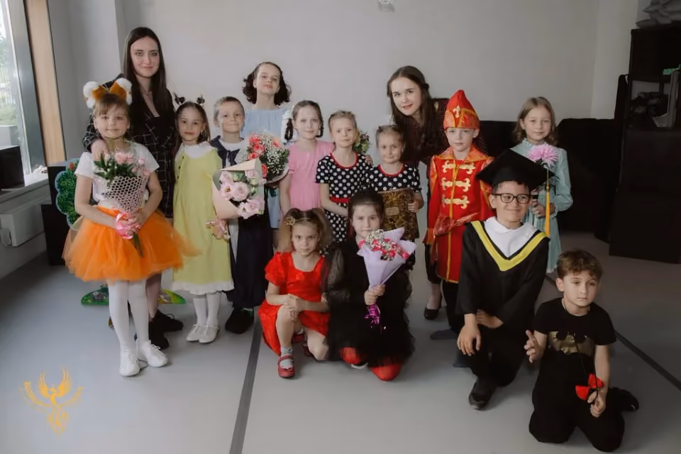 Ученики в театральных костюмах